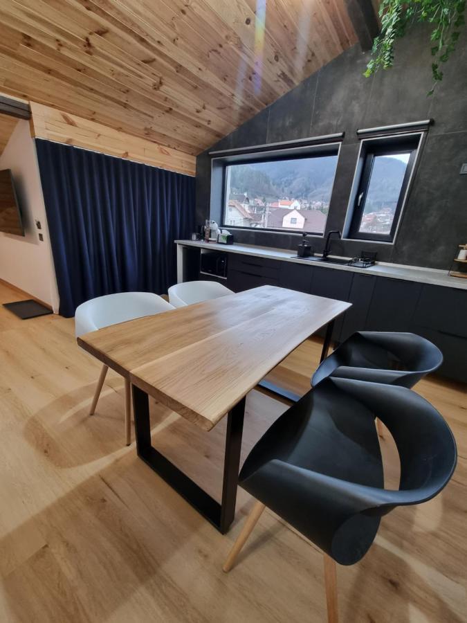 Casa Chiper - Attic Apartment With View براشوف المظهر الخارجي الصورة