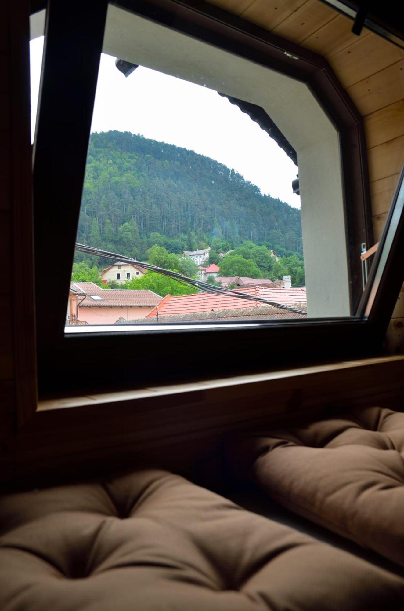 Casa Chiper - Attic Apartment With View براشوف المظهر الخارجي الصورة